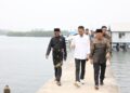Wali Kota Batam Amsakar Achmad saat bertemu dengan pengurus RT, RW, Lembaga Pemberdayaan Masyarakat (LPM), dan tokoh masyarakat se-Kecamatan Bulang di Bulang Kebam, Kelurahan Bulang Lintang, Kamis (08/10/26).
Foto: mediacenterbatam