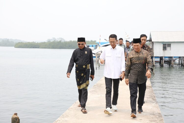 Wali Kota Batam Amsakar Achmad saat bertemu dengan pengurus RT, RW, Lembaga Pemberdayaan Masyarakat (LPM), dan tokoh masyarakat se-Kecamatan Bulang di Bulang Kebam, Kelurahan Bulang Lintang, Kamis (08/10/26).
Foto: mediacenterbatam