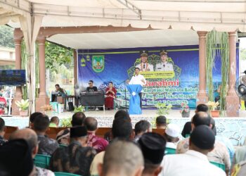 Wali Kota Batam, Amsakar Achmad, saat menyerap langsung aspirasi masyarakat Kecamatan Bulang saat silaturahmi bersama RT, RW, LPM, dan tokoh masyarakat se-Kecamatan Bulang di Bulang Kebam, Kelurahan Bulang Lintang, Kamis (08/10/2026).
Foto: mediacenterbatam