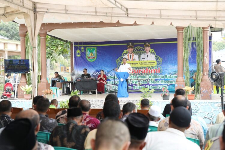 Wali Kota Batam, Amsakar Achmad, saat menyerap langsung aspirasi masyarakat Kecamatan Bulang saat silaturahmi bersama RT, RW, LPM, dan tokoh masyarakat se-Kecamatan Bulang di Bulang Kebam, Kelurahan Bulang Lintang, Kamis (08/10/2026).
Foto: mediacenterbatam