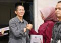 Pertemuan Wali Kota Batam Amsakar Achmad bersama pengurus RT, RW, Lembaga Pemberdayaan Masyarakat (LPM), dan tokoh masyarakat Sungai Beduk, Kamis (08/10/26)
Foto: mediacenterbatam