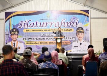 Wali Kota Batam Amsakar Achmad dalam pertemuan bersama pengurus RT, RW, Lembaga Pemberdayaan Masyarakat (LPM), dan tokoh masyarakat Kecamatan Sungai Beduk, Kamis (08/10/26)
Foto: mediacenterbatam