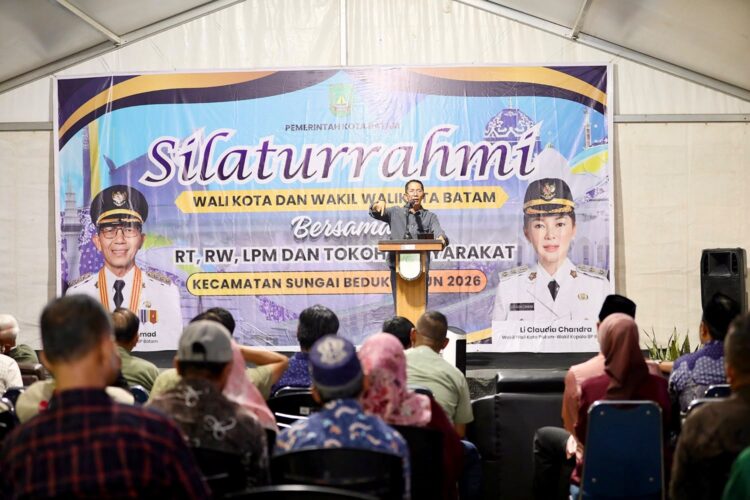 Wali Kota Batam Amsakar Achmad dalam pertemuan bersama pengurus RT, RW, Lembaga Pemberdayaan Masyarakat (LPM), dan tokoh masyarakat Kecamatan Sungai Beduk, Kamis (08/10/26)
Foto: mediacenterbatam