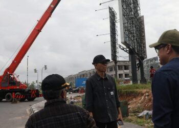 Pelaku usaha reklame di Batam kini memiliki acuan lokasi pemasangan melalui Masterplan Titik Reklame Kota Batam yang memuat 2.481 titik. Informasi lokasi, ukuran, dan tarif sewa dapat diakses melalui aplikasi EASY sebelum pengajuan izin dilakukan.
Foto: mediacenterbatam
