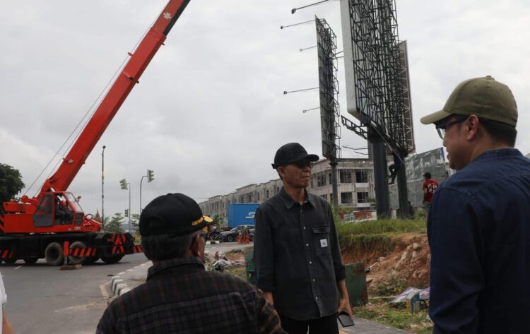 Pelaku usaha reklame di Batam kini memiliki acuan lokasi pemasangan melalui Masterplan Titik Reklame Kota Batam yang memuat 2.481 titik. Informasi lokasi, ukuran, dan tarif sewa dapat diakses melalui aplikasi EASY sebelum pengajuan izin dilakukan.
Foto: mediacenterbatam