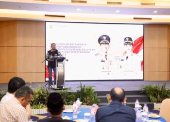 Wali Kota Batam Amsakar Achmad saat bersilaturahmi dengan pengurus RT, RW, Lembaga Pemberdayaan Masyarakat (LPM), dan tokoh masyarakat se-Kecamatan Lubuk Baja di Ballroom Hotel AP Premier, Jumat (16/10/26)
Foto: mediacenterbatam