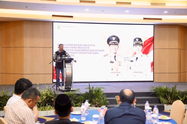 Wali Kota Batam Amsakar Achmad saat bersilaturahmi dengan pengurus RT, RW, Lembaga Pemberdayaan Masyarakat (LPM), dan tokoh masyarakat se-Kecamatan Lubuk Baja di Ballroom Hotel AP Premier, Jumat (16/10/26)
Foto: mediacenterbatam