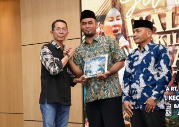 Silaturahmi Wali Kota dan Wakil Wali Kota Batam bersama pengurus RT, RW, Lembaga Pemberdayaan Masyarakat (LPM), dan tokoh masyarakat se-Kecamatan Lubuk Baja di Ballroom Hotel AP Premier, Jumat (16/10/26)
Foto: mediacenterbatam