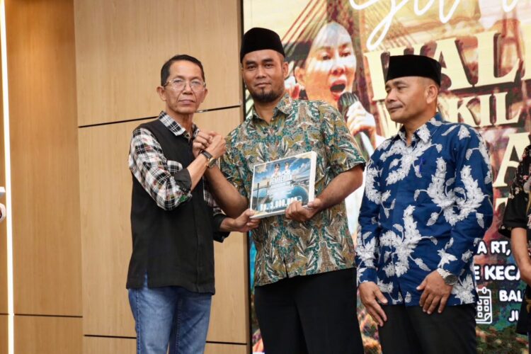 Silaturahmi Wali Kota dan Wakil Wali Kota Batam bersama pengurus RT, RW, Lembaga Pemberdayaan Masyarakat (LPM), dan tokoh masyarakat se-Kecamatan Lubuk Baja di Ballroom Hotel AP Premier, Jumat (16/10/26)
Foto: mediacenterbatam