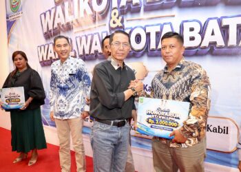 Walikota Batam, Amsakar Achmad saat silaturahmi bersama pengurus RT, RW, Lembaga Pemberdayaan Masyarakat (LPM), dan tokoh masyarakat se-Kecamatan Nongsa di Hokkie Hotel Batam, Kompleks Punggur Center, Kabil, Nongsa, Minggu (18/10/26).
Foto: mediacenterbatam