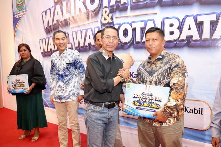Walikota Batam, Amsakar Achmad saat silaturahmi bersama pengurus RT, RW, Lembaga Pemberdayaan Masyarakat (LPM), dan tokoh masyarakat se-Kecamatan Nongsa di Hokkie Hotel Batam, Kompleks Punggur Center, Kabil, Nongsa, Minggu (18/10/26).
Foto: mediacenterbatam