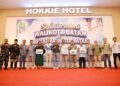 Walikota Batam, Amsakar Achmad saat menghadiri silaturahmi bersama pengurus RT, RW, Lembaga Pemberdayaan Masyarakat (LPM), dan tokoh masyarakat se-Kecamatan Nongsa di Hokkie Hotel Batam, Kompleks Punggur Center, Kabil, Nongsa, Minggu (18/10/26).
Foto: mediacenterbatam