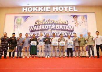 Walikota Batam, Amsakar Achmad saat menghadiri silaturahmi bersama pengurus RT, RW, Lembaga Pemberdayaan Masyarakat (LPM), dan tokoh masyarakat se-Kecamatan Nongsa di Hokkie Hotel Batam, Kompleks Punggur Center, Kabil, Nongsa, Minggu (18/10/26).
Foto: mediacenterbatam