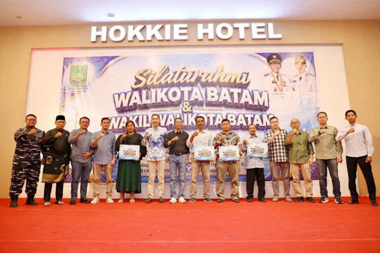 Walikota Batam, Amsakar Achmad saat menghadiri silaturahmi bersama pengurus RT, RW, Lembaga Pemberdayaan Masyarakat (LPM), dan tokoh masyarakat se-Kecamatan Nongsa di Hokkie Hotel Batam, Kompleks Punggur Center, Kabil, Nongsa, Minggu (18/10/26).
Foto: mediacenterbatam