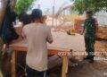 Babinsa Koramil 06/Senayang Kodim 0315/Tanjungpinang, Serda Erwin Simarmata, melaksanakan silaturahmi sekaligus monitoring pembangunan Kampung Nelayan di Desa Pulau Medang, Kecamatan Katang Bidare, Kabupaten Lingga, Provinsi Kepulauan Riau, Minggu (18/10/26).
Foto: Juli