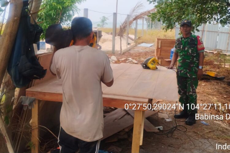 Babinsa Koramil 06/Senayang Kodim 0315/Tanjungpinang, Serda Erwin Simarmata, melaksanakan silaturahmi sekaligus monitoring pembangunan Kampung Nelayan di Desa Pulau Medang, Kecamatan Katang Bidare, Kabupaten Lingga, Provinsi Kepulauan Riau, Minggu (18/10/26).
Foto: Juli