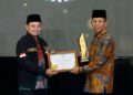 Wali Kota Batam, Amsakar Achmad, menerima penghargaan sebagai Wali Kota Pendukung Zakat Terbaik dalam ajang BAZNAS Grand Awards 2026. 
Foto: mediacenterbatam