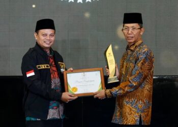 Wali Kota Batam, Amsakar Achmad, menerima penghargaan sebagai Wali Kota Pendukung Zakat Terbaik dalam ajang BAZNAS Grand Awards 2026. 
Foto: mediacenterbatam