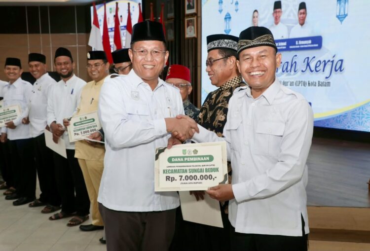 Sekretaris Daerah Kota Batam sekaligus Ketua LPTQ Kota Batam, Firmansyah, saat membuka Musyawarah Kerja (Musker) LPTQ Kota Batam 2026 di Kantor Wali Kota Batam, Sabtu (24/10/26).
Foto: mediacenterbatam