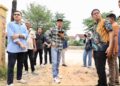 Wali Kota Batam Amsakar Achmad saat meninjau SDN 013 Sekupang, Minggu (25/10/26).
Foto: mediacenterbatam