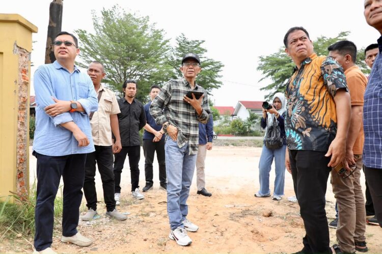 Wali Kota Batam Amsakar Achmad saat meninjau SDN 013 Sekupang, Minggu (25/10/26).
Foto: mediacenterbatam
