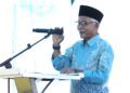 Ketua Lembaga Pemberdayaan Masyarakat (LPM) Kecamatan Galang, Nazaruddin, kepada Wali Kota Batam Amsakar Achmad dalam kegiatan silaturahmi bersama RT, RW, LPM, dan tokoh masyarakat di halaman Kantor Camat Galang, Kamis (29/10/26).
Foto: mediacenterbatam