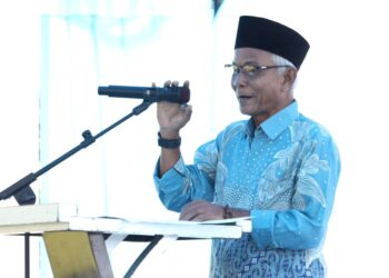 Ketua Lembaga Pemberdayaan Masyarakat (LPM) Kecamatan Galang, Nazaruddin, kepada Wali Kota Batam Amsakar Achmad dalam kegiatan silaturahmi bersama RT, RW, LPM, dan tokoh masyarakat di halaman Kantor Camat Galang, Kamis (29/10/26).
Foto: mediacenterbatam