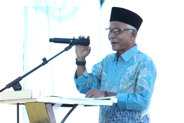 Ketua Lembaga Pemberdayaan Masyarakat (LPM) Kecamatan Galang, Nazaruddin, kepada Wali Kota Batam Amsakar Achmad dalam kegiatan silaturahmi bersama RT, RW, LPM, dan tokoh masyarakat di halaman Kantor Camat Galang, Kamis (29/10/26).
Foto: mediacenterbatam