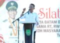 Wali Kota Batam Amsakar Achmad saat bersilaturahmi dengan RT, RW, Lembaga Pemberdayaan Masyarakat (LPM), dan tokoh masyarakat Kecamatan Galang.
Kamis (29/10/26).
Foto: mediacenterbatam