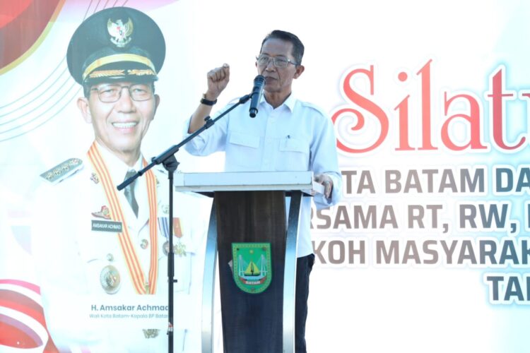 Wali Kota Batam Amsakar Achmad saat bersilaturahmi dengan RT, RW, Lembaga Pemberdayaan Masyarakat (LPM), dan tokoh masyarakat Kecamatan Galang.
Kamis (29/10/26).
Foto: mediacenterbatam