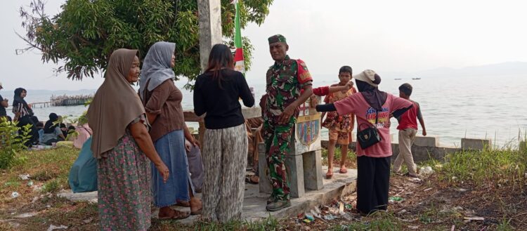 Babinsa Koramil 06 Senayang Kodim 0315 Tanjungpinang, Praka Dwi Santoso, melaksanakan komunikasi sosial dengan menyapa sekaligus memberikan imbauan kepada kaum ibu di wilayah Kelurahan Senayang, Kecamatan Senayang, Kabupaten Lingga, Provinsi Kepulauan Riau, Senin 6 Oktober 2026.
Foto: istimewa