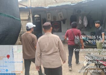 Personel Polsek Bengkong, Polresta Barelang, menindaklanjuti laporan masyarakat melalui layanan Polisi 110 terkait perselisihan antara seorang warga dan pihak debt collector di Jalan Poros No. 28, Kampung Swadaya, Kelurahan Sadai, Kecamatan Bengkong, Batam, Sabtu (10/10/26).
Foto: Polresta Barelang