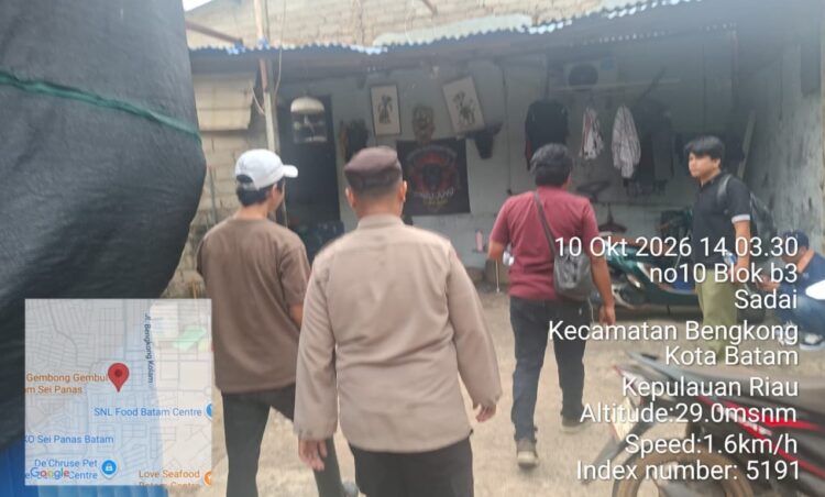 Personel Polsek Bengkong, Polresta Barelang, menindaklanjuti laporan masyarakat melalui layanan Polisi 110 terkait perselisihan antara seorang warga dan pihak debt collector di Jalan Poros No. 28, Kampung Swadaya, Kelurahan Sadai, Kecamatan Bengkong, Batam, Sabtu (10/10/26).
Foto: Polresta Barelang