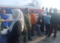 Babinsa Desa Pulau Duyung Kecamatan Katang Bidare Kabupaten Lingga Koramil 06/Senayang Kodim 0315/Tanjungpinang Serda Eman melaksanakan pemantauan secara langsung terhadap keberangkatan kapal feri dengan tujuan Tanjungpinang, (10/10/26)
Foto: Istimewa/Hum