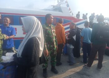 Babinsa Desa Pulau Duyung Kecamatan Katang Bidare Kabupaten Lingga Koramil 06/Senayang Kodim 0315/Tanjungpinang Serda Eman melaksanakan pemantauan secara langsung terhadap keberangkatan kapal feri dengan tujuan Tanjungpinang, (10/10/26)
Foto: Istimewa/Hum