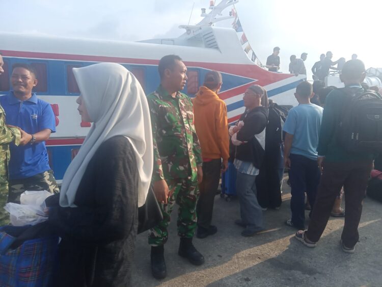 Babinsa Desa Pulau Duyung Kecamatan Katang Bidare Kabupaten Lingga Koramil 06/Senayang Kodim 0315/Tanjungpinang Serda Eman melaksanakan pemantauan secara langsung terhadap keberangkatan kapal feri dengan tujuan Tanjungpinang, (10/10/26)
Foto: Istimewa/Hum