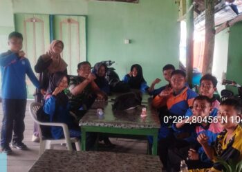 Babinsa Koramil 06/Senayang Kodim 0315/Tanjungpinang, Serda Erwin Simarmata melaksanakan pembinaan dan edukasi kepada siswa-siswi SMP Negeri 04 Senayang di Desa Pulau Medang, Kecamatan Katang Bidare, Kabupaten Lingga, Selasa (13/10/26).
Foto: Hum