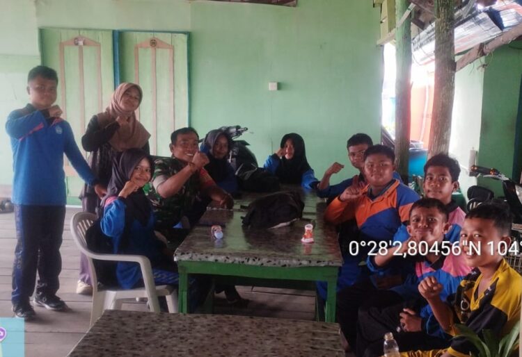 Babinsa Koramil 06/Senayang Kodim 0315/Tanjungpinang, Serda Erwin Simarmata melaksanakan pembinaan dan edukasi kepada siswa-siswi SMP Negeri 04 Senayang di Desa Pulau Medang, Kecamatan Katang Bidare, Kabupaten Lingga, Selasa (13/10/26).
Foto: Hum