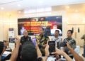 Satreskrim Polresta Barelang mengungkap tindak pidana pencurian dan penadahan besi H-Beam yang terjadi di wilayah hukum Polresta Barelang.
Konferensi pers di Lobby Polresta Barelang, Jumat (16/10/26)
Foto: Polresta Barelang