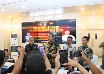 Satreskrim Polresta Barelang mengungkap tindak pidana pencurian dan penadahan besi H-Beam yang terjadi di wilayah hukum Polresta Barelang.
Konferensi pers di Lobby Polresta Barelang, Jumat (16/10/26)
Foto: Polresta Barelang