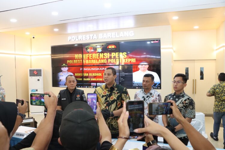 Satreskrim Polresta Barelang mengungkap tindak pidana pencurian dan penadahan besi H-Beam yang terjadi di wilayah hukum Polresta Barelang.
Konferensi pers di Lobby Polresta Barelang, Jumat (16/10/26)
Foto: Polresta Barelang