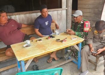 komunikasi sosial (Komsos) melalui silaturahmi bersama warga Kelurahan Senayang, Kecamatan Senayang, Kabupaten Lingga, Kamis (15/10/26).
Foto: Hum