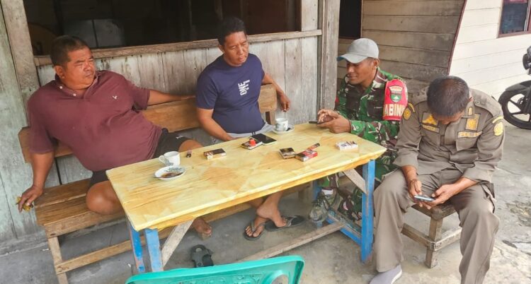 komunikasi sosial (Komsos) melalui silaturahmi bersama warga Kelurahan Senayang, Kecamatan Senayang, Kabupaten Lingga, Kamis (15/10/26).
Foto: Hum
