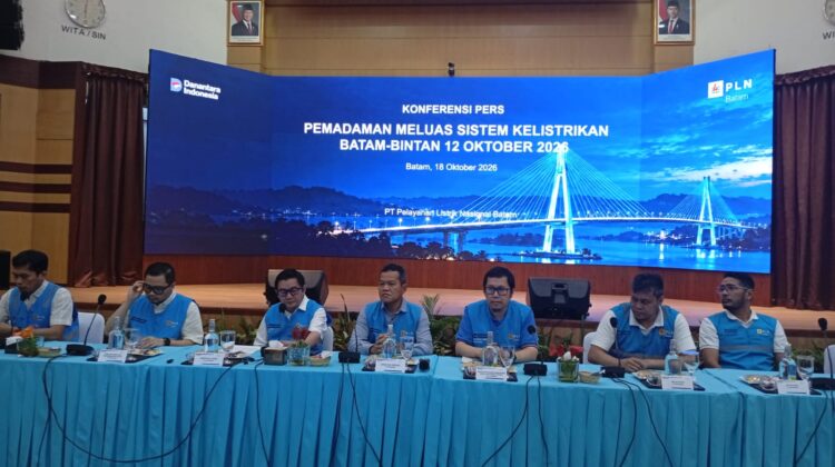 Konferensi Pers di Kantor PLN Batam, Batam Center, Minggu (18/10/26)
Foto: Ina