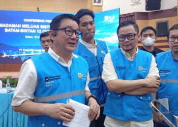 Konferensi Pers di Kantor PLN Batam, Batam Center, Minggu (18/10/26).
Foto: Ina