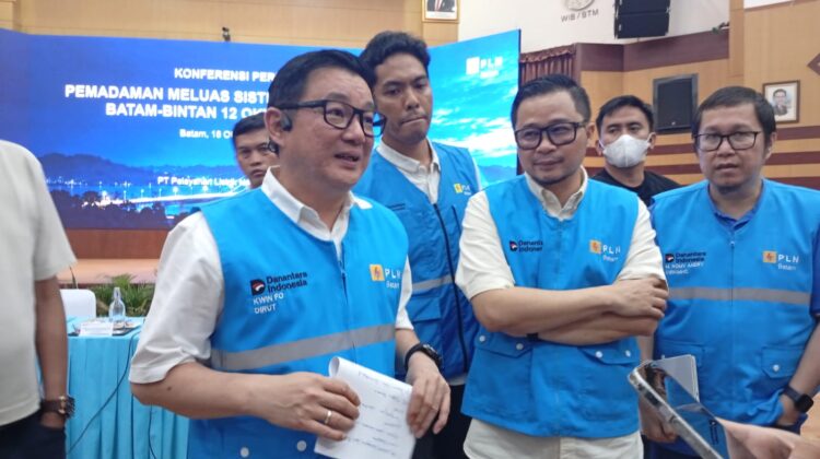 Konferensi Pers di Kantor PLN Batam, Batam Center, Minggu (18/10/26).
Foto: Ina