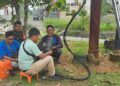 Babinsa Koramil 06/Senayang Kodim 0315/Tanjungpinang, Kopda Hidayat, melaksanakan silaturahmi dengan pegawai PLN yang sedang melakukan perbaikan dan pemeliharaan jaringan listrik di Desa Penaah, Kecamatan Senayang, Kabupaten Lingga, Sabtu (17/10/26).
Foto: Hum
