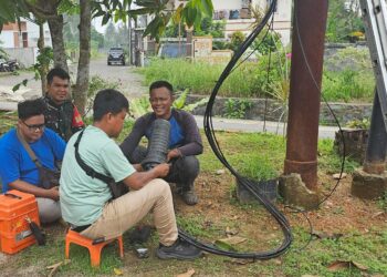 Babinsa Koramil 06/Senayang Kodim 0315/Tanjungpinang, Kopda Hidayat, melaksanakan silaturahmi dengan pegawai PLN yang sedang melakukan perbaikan dan pemeliharaan jaringan listrik di Desa Penaah, Kecamatan Senayang, Kabupaten Lingga, Sabtu (17/10/26).
Foto: Hum