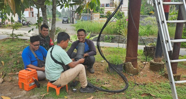 Babinsa Koramil 06/Senayang Kodim 0315/Tanjungpinang, Kopda Hidayat, melaksanakan silaturahmi dengan pegawai PLN yang sedang melakukan perbaikan dan pemeliharaan jaringan listrik di Desa Penaah, Kecamatan Senayang, Kabupaten Lingga, Sabtu (17/10/26).
Foto: Hum
