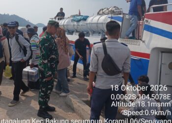 Babinsa Koramil 06/Senayang Kodim 0315/Tanjungpinang, Serka H.P. Hutagalung, bersama petugas Dinas Perhubungan, Aspar, melaksanakan pemantauan dan pengamanan aktivitas pelayaran di Pelabuhan Rakyat Desa Tanjung Kelit, Kecamatan Bakung Serumpun, Kabupaten Lingga, Provinsi Kepulauan Riau, Minggu (18/10/26).
Foto: Juli